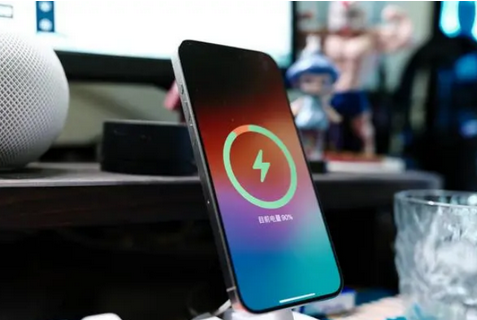 炉霍苹果15换屏服务分享用什么充电器给iPhone15充电更好 